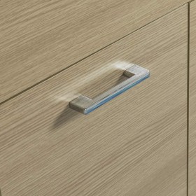 Dettaglio maniglia cromata installata su mobile lavanderia con vasca in abs Venere 45x50 Rovere Sbiancato